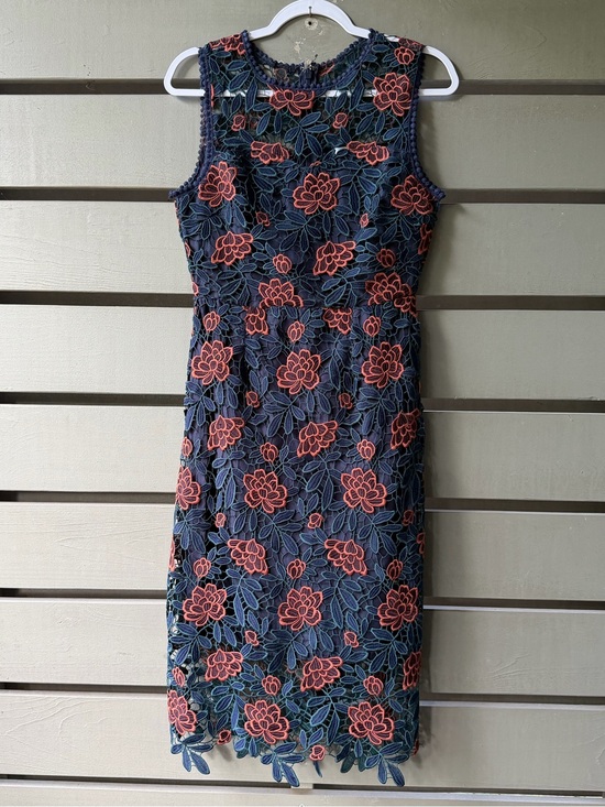 cupcakes & cashmere Dresses & Skirts - cupcakes & cashmere Navy Midi Dress with Coral Floral Lace